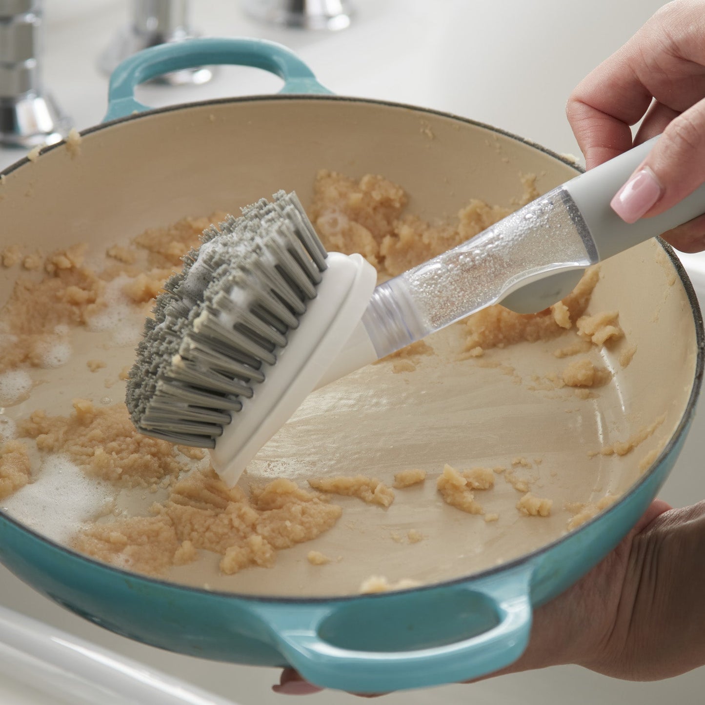 Soap-Dispensing Kitchen Scrub Brush – Norwex Norge AS