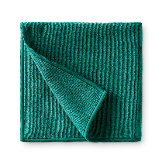 En grønn miljøklut som anbefales å foldes i fire for å få åtte rene flater å vaske med. 